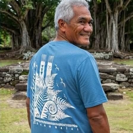 Homme âgé souriant en t-shirt bleu motif Huahine